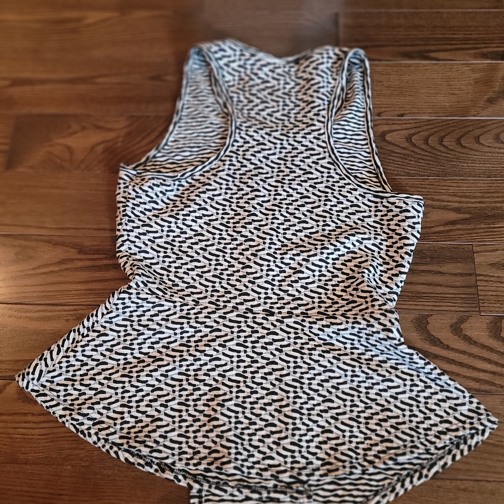 SUMMER Sleevless top, excellent condition. - Picture 7 of 7